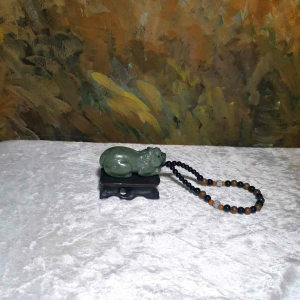 Large size Nephrite greenish Qinghua  3-dimensional Pi Xiu Jade handheld/display (with certificate) [Natural Crystal] 大尺寸和田玉淡青青花立体貔貅手把/摆件(带证书)