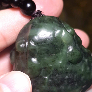 122 grams large size Nephrite greenish 3-dimensional Toad Jade handheld/display (with certificate) [Natural Crystal] 122克大尺寸和田玉乌兰海帶红皮碧玉立体蟾蜍蛤蟆手把/摆件(带证书)