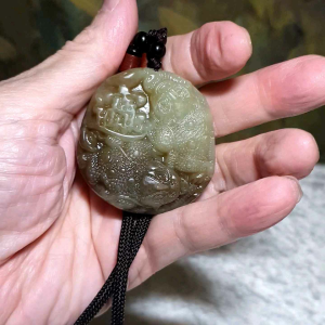 Premium Nephrite 2 tones caramel brown light greenish 3-leg Toad "Bringing in Wealth and Treasure" Jade pendant/small handheld (with certificate) [Natural Crystal] 和田玉且末深淺糖淡绿招财进宝双金蟾吊坠/小手把(带证书)