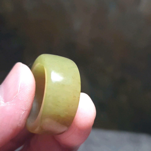 Gegegems Collection rare 19.7mm Nephrite yellowish green caramel brownish big Jade ring/thumb ring (with certificate) 罕见19.7毫米和田玉青黄口带糖大戒指/扳指(带证书)
