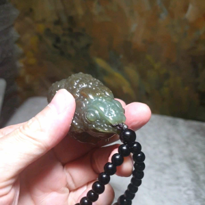 Large premium Nephrite caramel brownish greenish 3-dimensional Toad Jade handheld/display (with certificate) [Natural Crystal] 大尺寸和田玉且末糖淡绿蟾蜍蛤蟆立体手把/摆件(带证书)