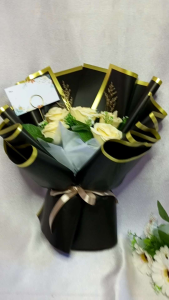 Buket Wisuda Bunga Mawar 5 Tangkai & Kado Ultah