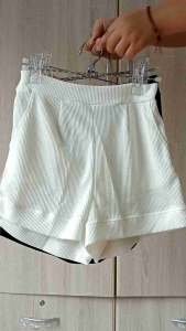 กางเกงขาสั้น ต่อขอบที่ปลายขา มีกระเป๋าสองข้างใช้งานได้จริง เอวหน้าเรียบหลังสม็อค ผ้ารังผึ้ง ความงาม 90 บรรทัด 24 ชั่วโมง