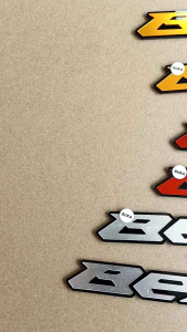 2pc emblem beat timbul logo beat bukan stiker bahan akrilik