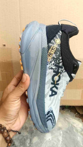 Sepatu Running Pria dengan bahan berkualitas cocok untuk olahraga outdor tidak licin saat di pakai