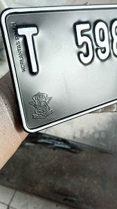 Bikin plat motor model standar ada logo samsat harga buat sepasang(depan belakang) warna putih/ hitam bisa request lewat chat seller.