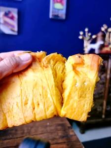 Bread Pumpkin ขนมปังฟักทองเพื่อสุขภาพ ใช้นมข้าวโอ๊ต ใช้ฟักทองญี่ปุ่นโครงการหลวง ใช้ยีสต์ธรรมชาติ มีเนื้อฟักทองมากถึง 50 % ย่อยง่ายดีต่อลำไส้ ขนมทำสดใหม่ ใช้ความหวานจากฟักทอง