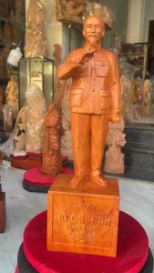 Tượng Chủ tịch Hồ Chí Minh biểu tượng lòng yêu nước độc lập khát vọng tự do của dân tộc Việt Nam gỗ hương