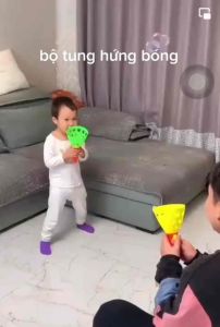 Trò chơi tung hứng bóng vui nhộn cốc bắn bóng giúp phát triển chiều cao cho bé tặng kèm 4 bóng