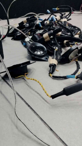 1 chiếc loa treb còn màng nhôm từ neo trắng 4.5cm có tai bắt vít còn đẹp 90% hát cực tốt về anh em chế đồ chơi nhe