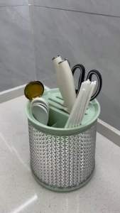 厨房360旋转刀架Kitchen 360° Rotating Knife Holder#旋转刀架它是360度旋转的😍，拿取也方便，家里的刀具筷子勺子一个就能通通收纳了，底部自带沥水盘，分隔的设计，清洗也方便💪🏻，干净又卫生#厨房好物