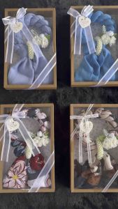 มาลัยผ้าพันคอ ผ้าคลุมไหล่ กุหลาบคลุมไหล่ วันแม่ Mother’s Day ของขวัญให้แม่ เซ็ทของขวัญ วันแม่ งานแฮนด์เมด