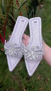Milk shoes- Dép Lê Nữ Mũi Nhọn Quai Meca 3 Bông Hoa Đá Sáng Lấp Lánh Đế Chống Trơn Trượt.