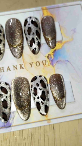 เล็บปลอมเจลแท้ฟรีกาวตะไบ เล็บpvc.เจลแท้ เล็บเจลลายเสือสลับลูกแก้วโทนน้ำตาล ทรงแหลมกลางไซต์มาตรฐานm รับไซต์อื่นแจ้งที่ช่องเเชทค่ะ