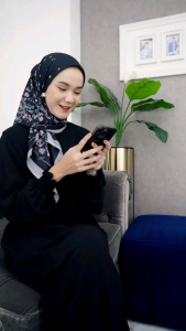 Mandjha Hijab Ivan Gunawan Belle Black Scarf Segi Empat Motif Voal
