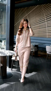 Premium linen fabric Set ชุดเซ็ทลินินฝ้ายเกรดพรีเมี่ยม งานปักดอกไม้คลาสสิคโดดเด่น เพิ่มความหรูหราด้วยการตกเเต่งลูกไม้สวยทั้งตัวเช่นกัน เสื้อดีเทลแน่นๆงานปักสวยๆ ใส่แล้วสวยโดดเด่นมากค่ะ กางเกงมีกระเป๋า งานพรีเมี่ยมสุดสุดค่ะ มี 4 สี กากี ม่วง เขียวทะเล