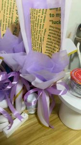 ช่อดอกไม้เปล่า สำหรับปัจฉิม ช่อใส่ ธนบัตร เสียบดอกไม้ได้ดอกกุหลาบ ไซส์Sสูง 35 cm กว้าง 25 cm  สีม่วง