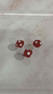 ลูกปัดแก้ว ลายจุดแดง-ขาว ทรงเหลี่ยม🍓 (10 เม็ด)