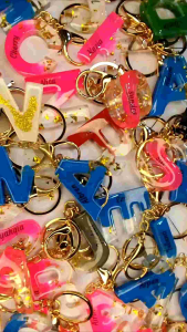 *Gantungan kunci inisial Huruf Ganci Gantungan Gantingan Kunci Konci Tag Key Chain Inisial Huruf Alphabet Resin Motor Mobil Tas Plat Nomor Custom Costume Kostum Nama Sendiri Lucu Aesthetic Unik Keren Premium Kece Couple Imut kecil Banyak Murah*
