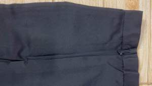 Rok sekolah panjang hitam SMP/MTS rempel 2 di depan bahan elemen