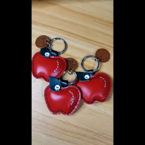 MARAH พวงกุญแจแอปเปิ้ล พวงกุญแจหนังแท้ พวงกุญแจรถยนต์ พวงกุญแจตุ๊กตา พวงกุญแจ diy น่ารัก สําหรับผู้หญิง ผลไม้