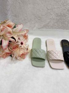 รองเท้าแตะหนังลายตาราง สวยหรูดูดีมาก