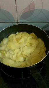 Potato keripik kentang krispi rasa balado jamin garing dan rapuh
