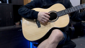 บรรจุภัณฑ์กีตาร์โปร่งราคาถูกต้อง รูปแบบไฟฟ้า ไม้หน้าแท้ คุณภาพดี ขนาดมาตรฐาน Resonance R-030 OM ซึ่งเป็นสำหรับกีตาร์นี้