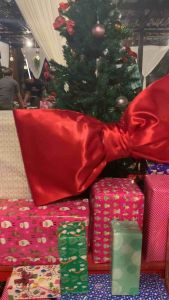 โบว์แต่งร้าน โบว์ยักษ์ โบว์แดง คริสมาสต์ ขนาดใหญ่ ปรับแต่งทรงได้ มีชายโบว์ 2 ด้านด้วย