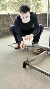 kacamata las otomatis gelap dan terang saat  pengelasan