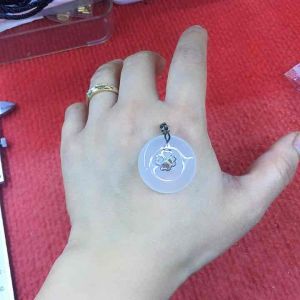 Mặt dây chuyền đeo cổ Đồng Điếu ngọc mã não trắng móc bạc