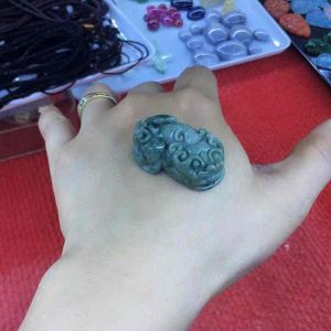 Tì Hưu Ngọc Phỉ Thuý kích thước 35cm x 2cm cầu tài Lộcvinh hoa (tặng dây đeo )mặt đeo cổ