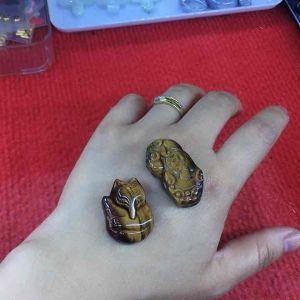 (tặng dây) mặt dây chuyền đeo cổ Tì Hưu và Hồ Ly đá mắt hô vàng