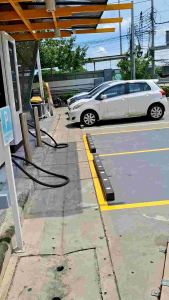 ยางกันชน สถานีชาร์จรถไฟฟ้า ขนาด 10 x 10 ยาว 1 เมตร มีจุกปิดหัวน๊อตสีเหลือง เป็นยางพาราตันๆทั้งก้อนเสริมผ้าใบเพื่อความทนทาน ใช้รหัส csp02 by new star