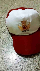 topi SD merah putih dan merah merah logo bordir pakai perekat