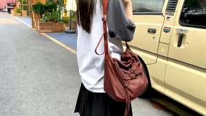 Drawstring Bag Tas Selempang Serut Ala Uniklo