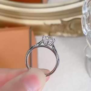 แหวนเพชรโมอีส—รุ่นSerene ขนาด 1 กะรัต เงิน92.5% ชุบทองคำขาว พร้อมใบเซอร์