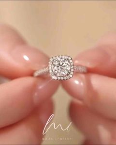 แหวนเพชรโมอีส—รุ่นSparkle ขนาด 1 กะรัต ตัวเรือนเงิน92.5% ชุบทองคำขาว พร้อมใบเซอร์