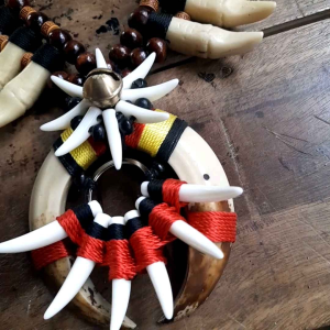ACC - Kalung Etnik Taring Perlengkapan Pakaian Adat Dayak Motif Bunga Teratai Variasi Lonceng