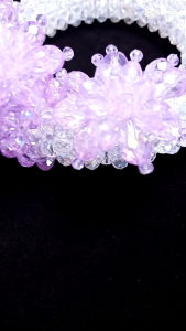 พวงมาลัยคริสตัลสีม่วงเม็ด8มิลประดับดอกไม้3ดอก