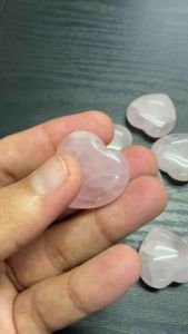 หินโรสควอตซ์ธรรมชาติรูปหัวใจ – คริสตัลสีชมพูขัดเงา สำหรับความรัก การบำบัด สมาธิ จักระ และของขวัญ (Natural Rose Quartz Heart – Polished Crystal for Love Healing Meditation Chakra Balancing and Gift)