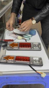 Đèn hậu xe tải xe ba gác… Đèn Lái sau xe tải mũi tên 12v dài 30cm. (1 chiếc)