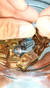 กิ๊บยึดเฟรมM6กิ๊บยึดชุดสีM6เบอร์10(1ตัวพร้อมน็อต)เกลียวมิล1.0ใช้ขันกับน็อตตัวผู้เบอร์10M6ราคาต่อ1ตัว