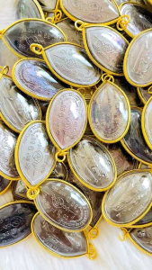 พระพุทธเจ้าสิบชาติ เหรียญกฐินรุ่นแรกหลวงปู่ศิลาสิริจันโท เลี่ยมกรอบทองขอบหวายชุบทอง มี2สี