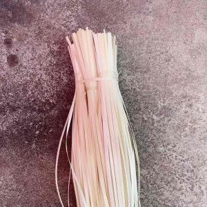 เส้นตอกไม้ไผ่ยาว 80-110 ซม. สำหรับสานตะกร้า หรือไปมัดหญ้า กำหนดจำนวน 55 เส้น 0.5 และ 1 ซม