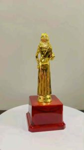 ถ้วยรางวัลผู้หญิงถือดอกไม้ฐานสีแดงรุ่นใหม่ ฟรีป้ายข้อความและริบบิ้น