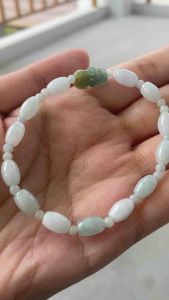 สร้อยข้อมือหยกดิบแท้ Jadeite Type A สีขาวเนื้อไอซ์ซี่ทรงเมล็ดข้าวคั่นด้วยปี่เซี๊ยะหยกดิบแท้สี Oceanblue ติดสีทอง