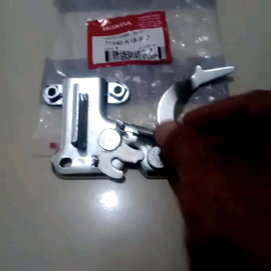 besi engsel dudukan lawan kunci jok catch comp seat cb 150 verza verza 150 original honda