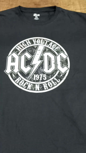 Kaos AC/DC High Voltage: Pilihan T-Shirt Rock Band Terbaik