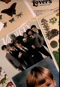 Yeoleobun Casing HPLaptopdan Dinding kamar mu kurang seru dan unik?Tambahkan Paket Stiker 6 Lembar KPop favoritmu. Stiker KPop 3IN 1 Multifungsitahan lama dan mudah terpasang dijamin membuat HpLaptop dan Dinding kamar kalian jadi instagramable.